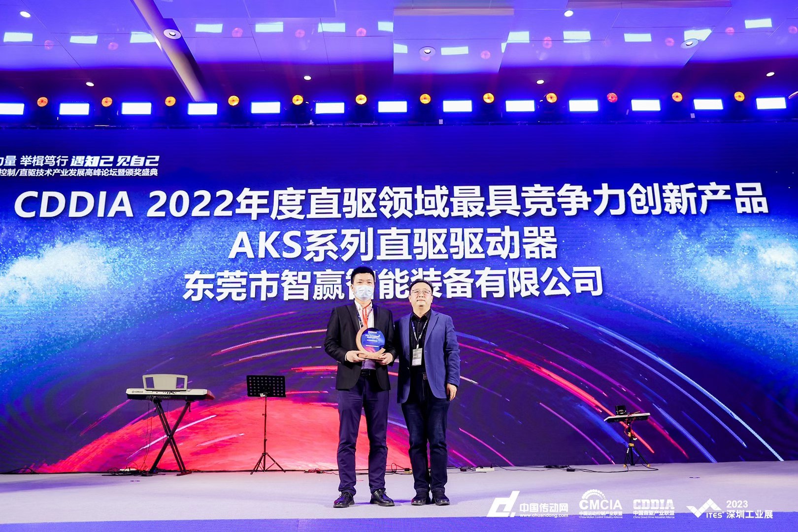 直驅(qū)領(lǐng)獎.jpg 直驅(qū)領(lǐng)獎.jpg